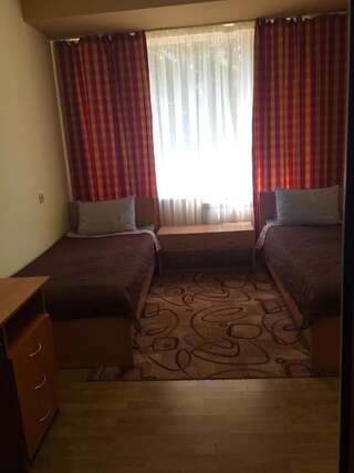 Отель Westend Hotel Kyiv Киев Двухместный номер с 2 отдельными кроватями и общим туалетом-4
