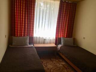 Отель Westend Hotel Kyiv Киев Двухместный номер с 2 отдельными кроватями и общим туалетом-5